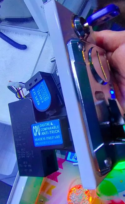 Prihvatnik kovanica automata s kandžom se ručno puni uzorkom kovanice.