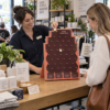 Juego «Plinko» compacto de sobremesa en una tienda pop-up muy concurrida