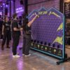 Gran pared iluminada de Plinko en una actividad de promoción en un evento industrial