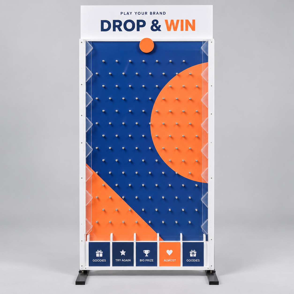 Vista frontal del tablero gigante personalizado de Plinko para la entrega de premios
