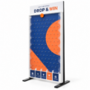 Vista de tres cuartos del juego gigante de Plinko y su base independiente
