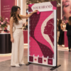 Juego de Plinko personalizado en rosa y burdeos para una campaña promocional de una marca de belleza